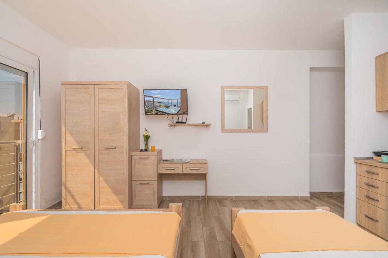 Apartments Dobra Voda Bagian luar foto